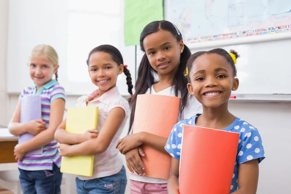 Schattig leerlingen glimlachen op camera tijdens klasse presentatie — Stockfoto