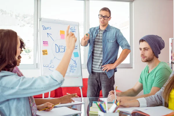 Student ställer en fråga under en presentation — Stockfoto