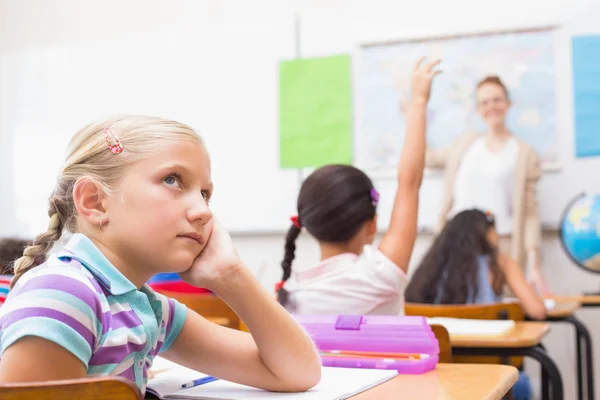 Doordachte leerling zit op haar Bureau — Stockfoto