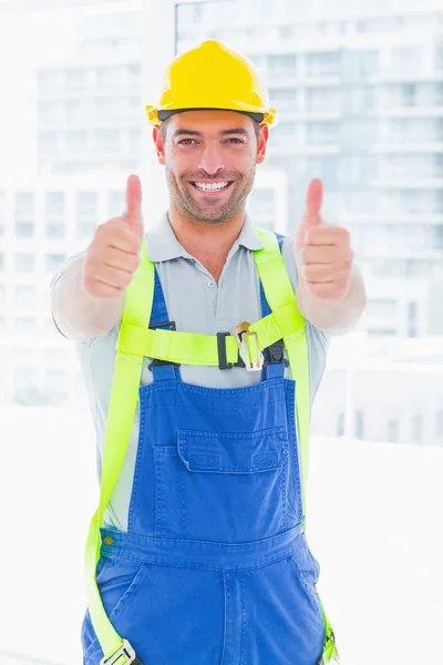 Werknemer dragen veiligheidsharnas — Stockfoto