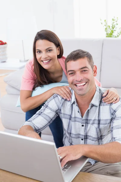 Retrato de casal feliz usando laptop — Fotografia de Stock