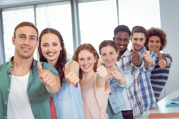 Modestudenten zeigen Daumen hoch — Stockfoto