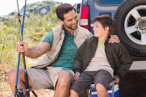 Padre e hijo en un viaje de pesca — Foto de Stock