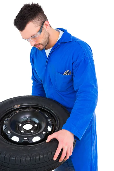 Mécanicien travaillant sur pneu — Photo