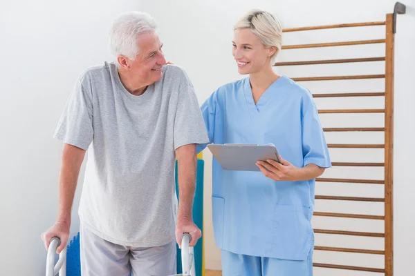 Therapist encouraging senior man — Stock Photo, Image