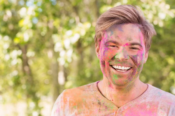 Homem feliz coberto de tinta em pó — Fotografia de Stock