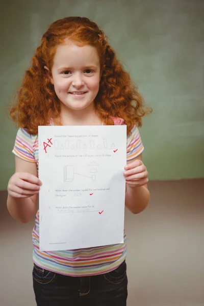 Portrét roztomilá holčička drží papír — Stock fotografie