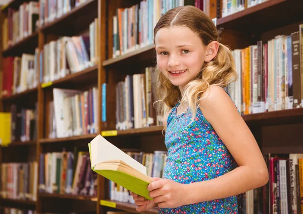 Meisje lezen boek in de bibliotheek — Stockfoto