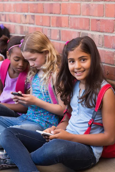 Schattig leerlingen met behulp van mobiele telefoon — Stockfoto