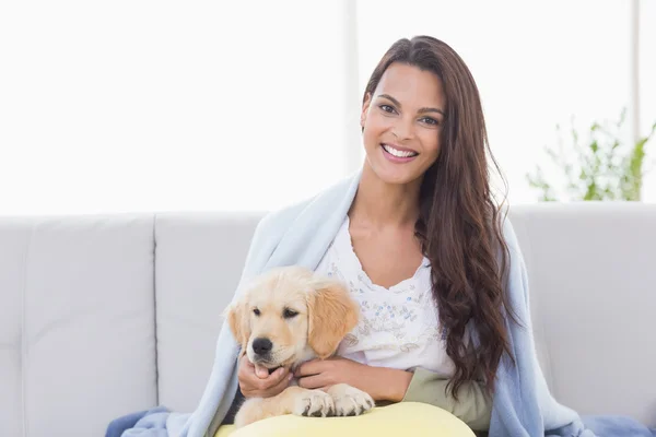 Woman playing with puppy — Stock Photo, Image