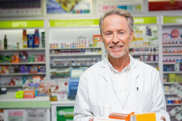 Senior-Apotheker hält viele Medikamente — Stockfoto