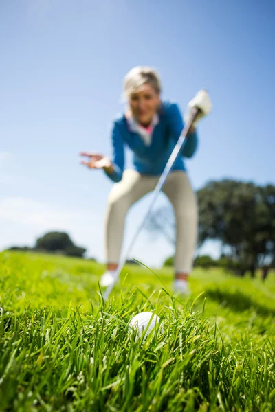 Mujer golfista preocupada mirando la pelota de golf —  Fotos de Stock