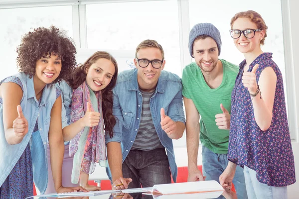 Mode studenten die werken als een team — Stockfoto