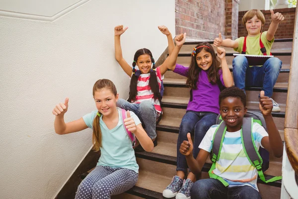 Niños sentados en escaleras en la escuela —  Fotos de Stock