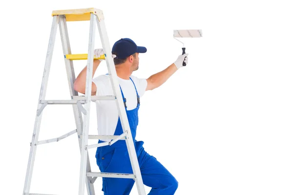 Handyman med hjälp av paint roller — Stockfoto