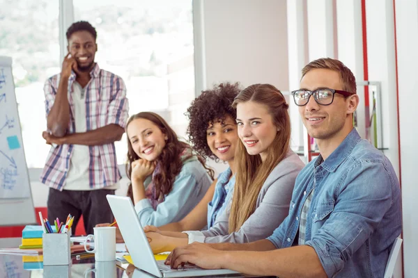 Estudiantes de moda sonriendo a la cámara — Foto de Stock