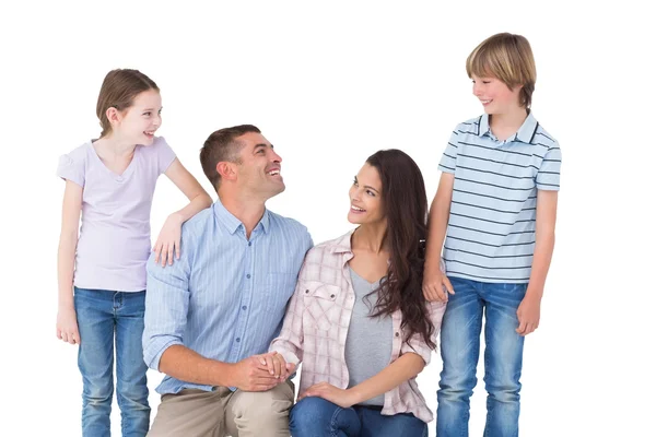 Família sorrindo enquanto olham um para o outro — Fotografia de Stock