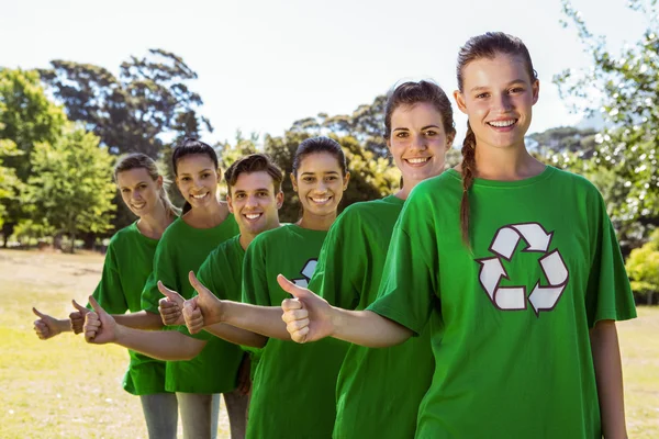 Milieu-activisten glimlachen op camera — Stockfoto