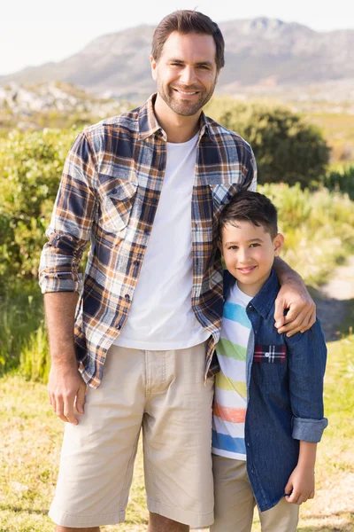 Vader en zoon op een wandeling samen — Stockfoto