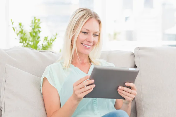 Žena používající digitální tablet doma — Stock fotografie