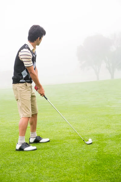 Concentrando golfista alinhando seu tiro — Fotografia de Stock