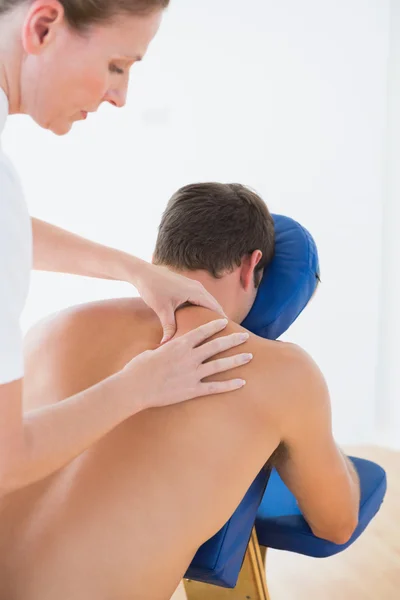 Мужчина с массажем спины — стоковое фото