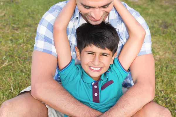 Père et fils à la campagne — Photo