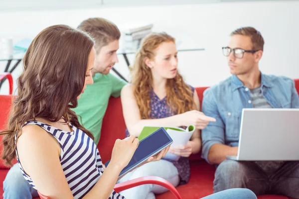 Mode studenten chatten — Stockfoto