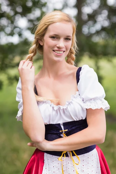 Hübsches Oktoberfest-Mädchen lächelt in die Kamera — Stockfoto