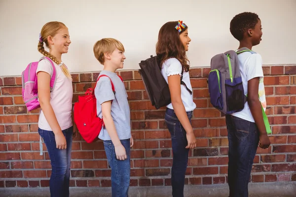 Schüler stehen auf Schulflur — Stockfoto