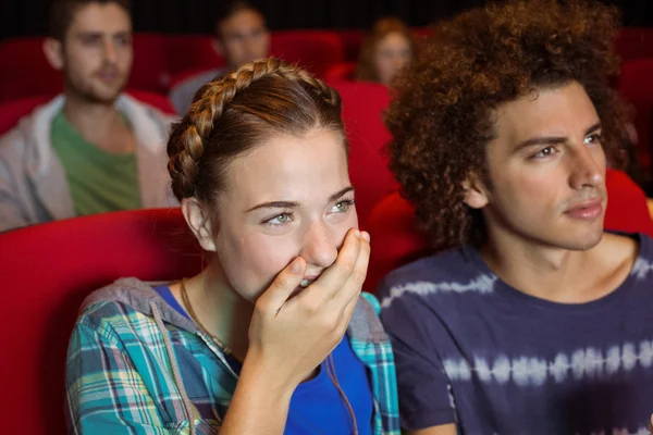 Jeune couple regardant un film — Photo