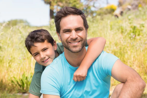 Padre e hijo en el campo —  Fotos de Stock