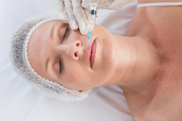 Woman receiving botox injection on lips — Stock Photo, Image