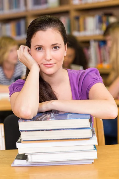 Porträt einer Studentin in der Bibliothek — Stockfoto