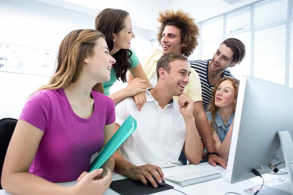 Estudiantes sonrientes en clase de informática — Foto de Stock