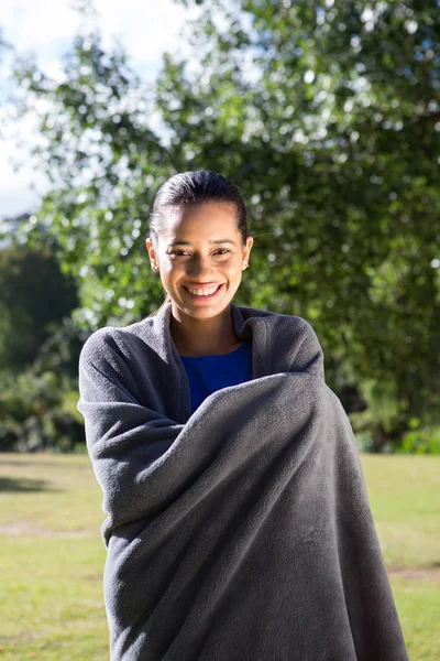 Mooie vrouw gewikkeld in deken — Stockfoto