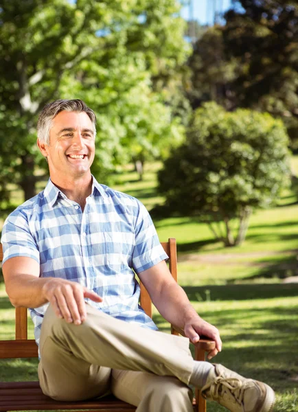 Casual man relaxing on park bench — Stock Photo, Image