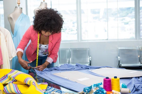 Diseñadora de moda femenina en el trabajo — Foto de Stock