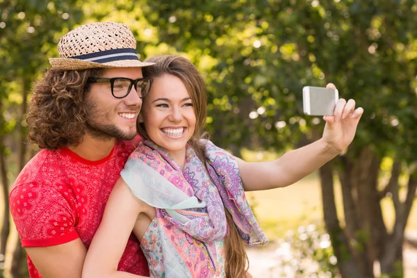 Przyjaciele robią sobie selfie w parku — Zdjęcie stockowe