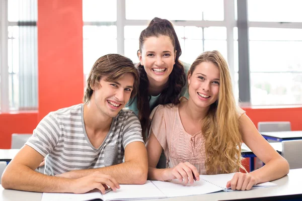 Estudantes universitários sentados em sala de aula — Fotografia de Stock