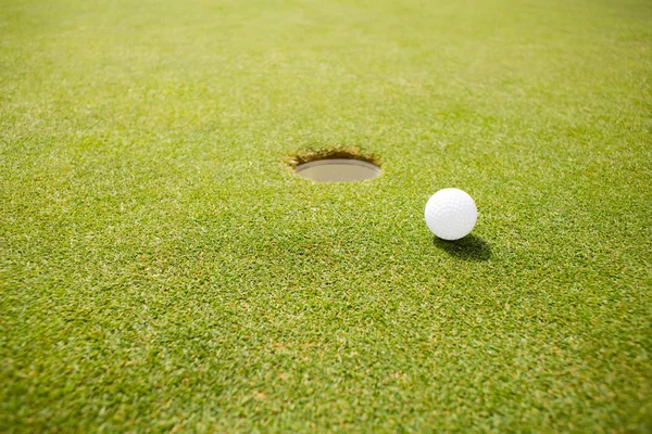 Golfball nahe dem Loch — Stockfoto