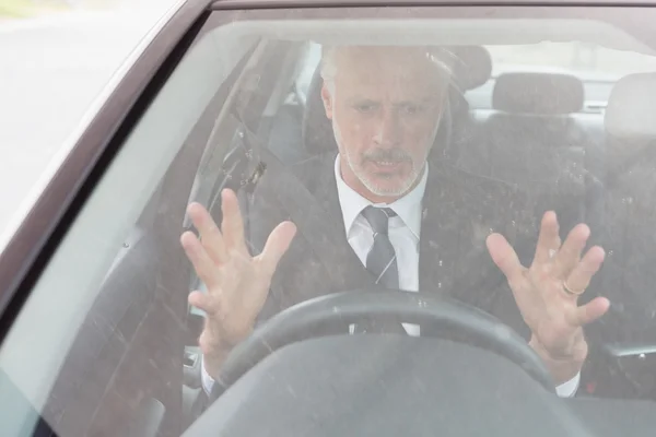 Zdenerwowany mężczyzna siedzący za kierownicą — Zdjęcie stockowe
