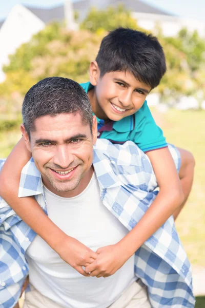 Padre e hijo en el campo —  Fotos de Stock