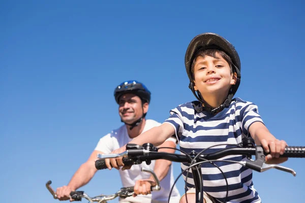 Père et fils en balade à vélo — Photo