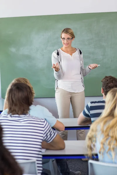 Teacher teaching students in class — Stock Photo, Image