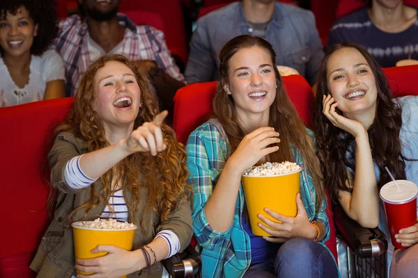 Jonge vrienden kijken naar een film — Stockfoto