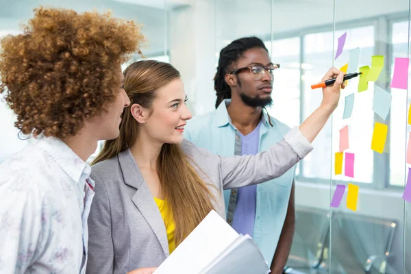 Equipe criativa apontando para notas adesivas — Fotografia de Stock