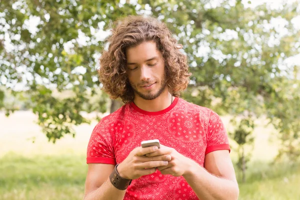 Glücklicher junger Mann am Telefon — Stockfoto