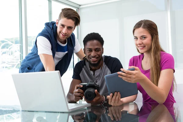 Креативная молодая бизнес-команда смотрит на цифровую планшет — стоковое фото