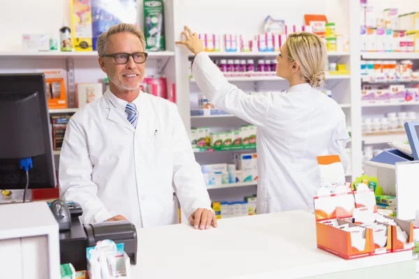 Team av farmaceuter arbetar tillsammans — Stockfoto